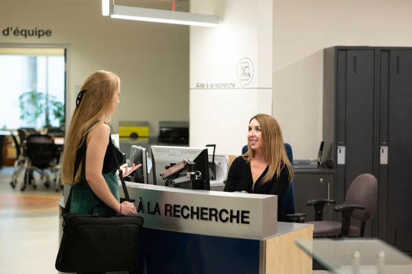 Les biblioth&egrave;ques de l'UdeS regorgent de ressources et outils essentiels pour r&eacute;ussir ses &eacute;tudes. Afin que ses &eacute;tudiantes et &eacute;tudiants puissent les d&eacute;couvrir, David Dupuis organise chaque ann&eacute;e une visite des lieux anim&eacute;e par une biblioth&eacute;caire.