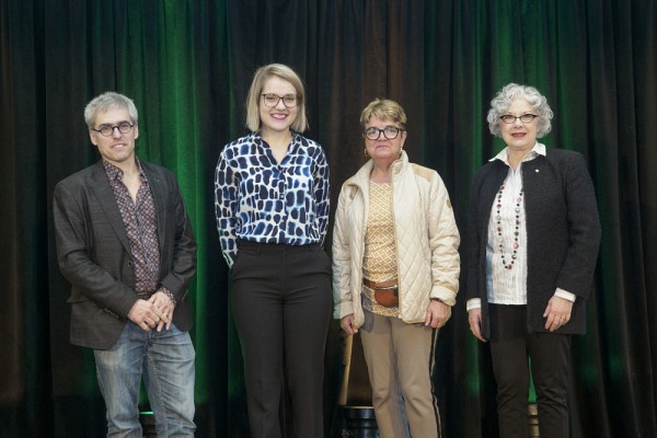 Patrick Ayotte, professeur &agrave; la Facult&eacute; des sciences, Jos&eacute;e Maurais, Carole Beaulieu, doyenne de la Facult&eacute; des sciences et Jocelyne Faucher, vice-rectrice &agrave; la vie &eacute;tudiantePhoto : Fran&ccedil;ois Lafrance