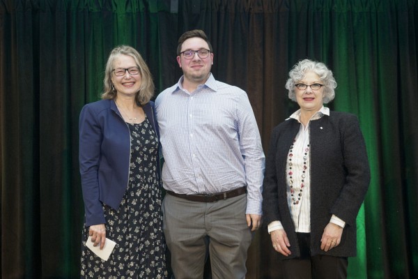 Lynn Thomas, professeure &agrave; la Facult&eacute; d'&eacute;ducation, Justin Taschereau et Jocelyne Faucher, vice-rectrice &agrave; la vie &eacute;tudiantePhoto : Fran&ccedil;ois Lafrance