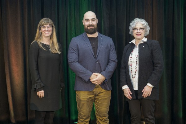 Isabelle Dionne, doyenne de la Facult&eacute; des sciences et de l'activit&eacute; physique, Renaud Tremblay et Jocelyne Faucher, vice-rectrice &agrave; la vie &eacute;tudiantePhoto : Fran&ccedil;ois Lafrance