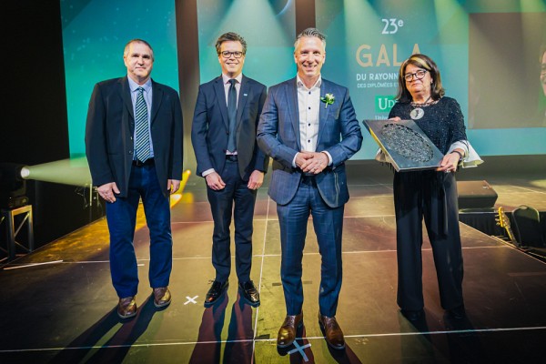 Monsieur Daniel Messier, coordonnateur principal aux op&eacute;rations &agrave; la SAQ,&nbsp;Pr Patrik Doucet,&nbsp;vice-recteur aux ressources humaines et &agrave; la transformation num&eacute;rique et Pre Carole Beaulieu,&nbsp;doyenne de la Facult&eacute; des sciences ont mont&eacute; sur sc&egrave;ne pour remettre le prix &agrave; Jean-Fran&ccedil;ois Bergeron.