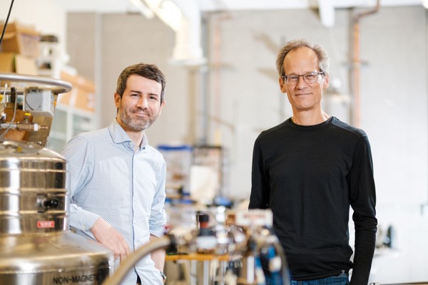 Le professeur Taillefer accompagn&eacute; du postdoctorant Ga&euml;l Grisonnanche, l&rsquo;&eacute;tudiant derri&egrave;re les travaux ayant men&eacute; &agrave; la d&eacute;couverte.