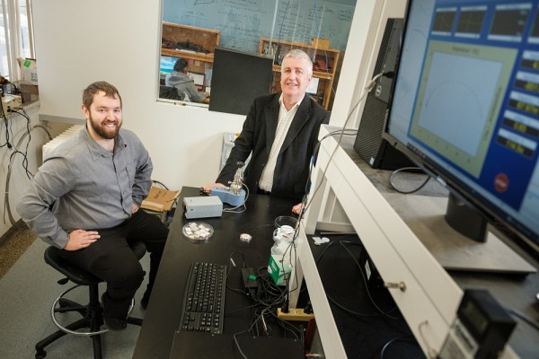 Le professeur Claverie et l&rsquo;&eacute;tudiant sans qui cette d&eacute;couverte n&rsquo;aurait vu le jour, Vincent St-Onge, doctorant au moment de l&rsquo;&eacute;tude.