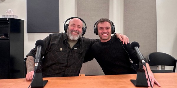 &Agrave; gauche, Derek Speirs, v&eacute;t&eacute;ran des forces arm&eacute;es canadiennes et patient partenaire au RQRD qui a notamment contribu&eacute; &agrave; l&rsquo;enregistrement d&rsquo;un podcast avec Pr Louis Gendron.