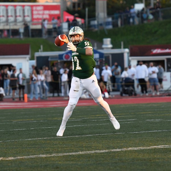 Le quart-arri&egrave;re du Vert & Or, Zachary Cloutier.