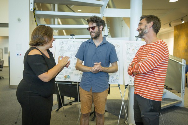 Isabelle Bruneau, en compagnie du b&eacute;d&eacute;iste Martin PM et d&rsquo;Olivier Robin, professeur &agrave; la Facult&eacute; de g&eacute;nie