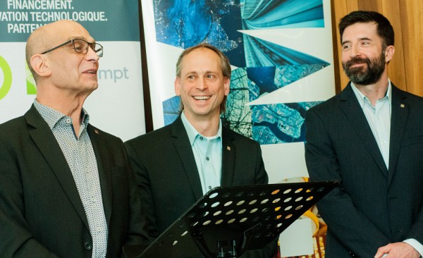 L&rsquo;Universit&eacute; de Sherbrooke et l&rsquo;usine IBM de Bromont&nbsp;ont&nbsp;proc&eacute;d&eacute; au renouvellement de leur partenariat avec la&nbsp;Chaire de recherche industrielle CRSNG-IBM Canada sur l&rsquo;int&eacute;gration h&eacute;t&eacute;rog&egrave;ne de haute performance&nbsp;au d&eacute;but de l&rsquo;ann&eacute;e 2020.&nbsp;&nbsp;Selon les professeurs&nbsp;David&nbsp;Danovitch, Dominique Drouin et Julien Sylvestre (sur la photo), les projets&nbsp;de recherche lanc&eacute;s sont une excellente opportunit&eacute; pour&nbsp;les&nbsp;&eacute;tudiants de d&eacute;velopper des comp&eacute;tences pointues tr&egrave;s pris&eacute;es par l&rsquo;industrie.&nbsp;