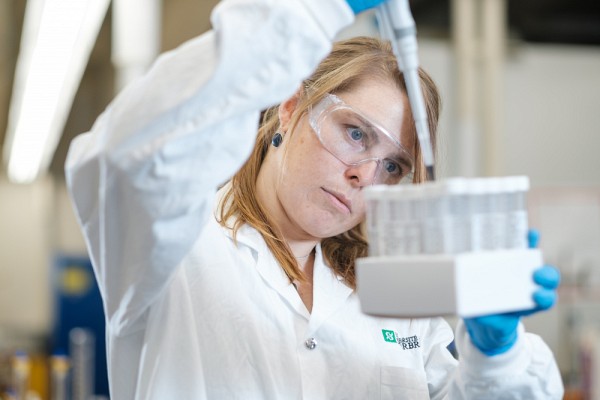 Professeure Debra Hausladen, laboratoire de g&eacute;nie de l'environnement