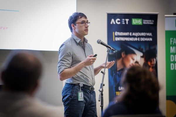 Vincent Bat, doctorant en g&eacute;nie chimique, a pr&eacute;sent&eacute; une matrice synth&eacute;tique modulable pour la culture d&rsquo;organo&iuml;des, visant &agrave; remplacer le Matrigel d&rsquo;origine murine par un environnement contr&ocirc;l&eacute;, plus fiable pour la recherche en m&eacute;decine personnalis&eacute;e, notamment en oncologie.&nbsp;