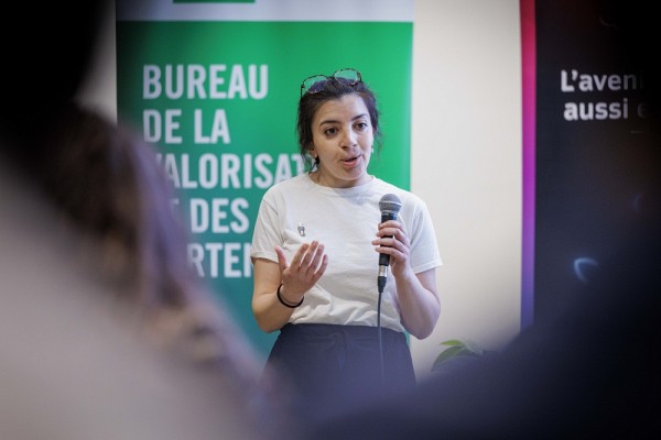 Nassima Bouzidi, doctorante en biologie cellulaire, a pr&eacute;sent&eacute; OncoGlobe,&nbsp;une plateforme visant &agrave; transformer le recrutement aux essais cliniques en oncologie afin de favoriser une meilleure repr&eacute;sentation des minorit&eacute;s ethniques, aujourd&rsquo;hui largement sous‑repr&eacute;sent&eacute;es.&nbsp;