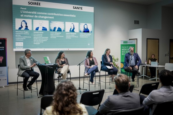 De gauche &agrave; droite&nbsp;: Louis Valiquette, doyen, Facult&eacute; de m&eacute;decine et des sciences de la sant&eacute; | Carla-Marie Jurkovic, &eacute;tudiante au PhD et cofondatrice SKIN-IA&nbsp;| V&eacute;ronique Dugas, pr&eacute;sidente et directrice g&eacute;n&eacute;rale, Consortium qu&eacute;b&eacute;cois sur la d&eacute;couverte du m&eacute;dicament | Jessica Blavignac, directrice, Affaires m&eacute;dicales et scientifiques, bioM&eacute;rieux | Vincent Aimez, vice-recteur &agrave; la valorisation, aux partenariats et responsable du d&eacute;veloppement durable ainsi que de la Fondation de l&rsquo;Universit&eacute; de Sherbrooke.