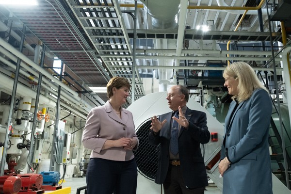 Marie-Claude Bibeau, ministre de l'Agriculture et de l'Agroalimentaire et d&eacute;put&eacute;e de Compton-Stanstead, a profit&eacute; de son passage &agrave; l'UdeS pour visiter la centrale d'&eacute;nergie et constater la pertinence des sommes consacr&eacute;es pour la modernisation des installations.