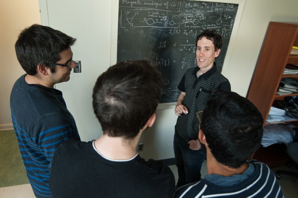 Pr Ion Garage en compagnie d'&eacute;tudiants