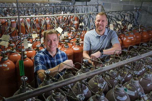 Fran&ccedil;ois Liz&eacute;e et Bobby Rivard, techniciens en physique