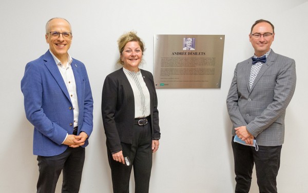Le Pr Pierre Cossette, recteur de l'UdeS (&agrave; gauche), la Pre Anick Lessard, doyenne de la Facult&eacute; des lettres et sciences humaines (au centre), et le Pr Beno&icirc;t Grenier (&agrave; droite) on pris la parole lors de l'inauguration de l'amphith&eacute;&acirc;tre Andr&eacute;e-D&eacute;silets.