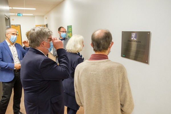 Une trentaine de personnes ont particip&eacute; &agrave; cet &eacute;v&eacute;nement, dont des membres de la famille, des amis et des anciens coll&egrave;gues d'Andr&eacute;e D&eacute;silets.