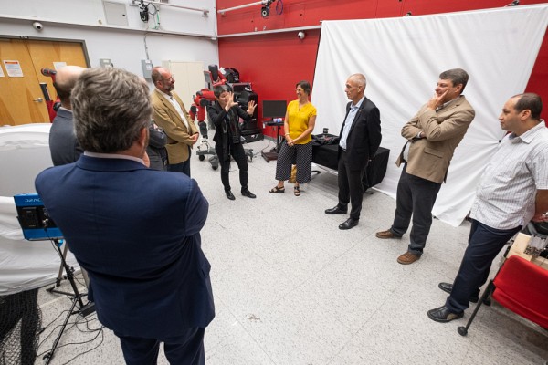 La Pre Isabelle Lacroix aux c&ocirc;t&eacute;s d'autres professeurs-chercheurs du 3IT, lors d'une visite du pr&eacute;sident-directeur g&eacute;n&eacute;ral du CNRS, Antoine Petit.&nbsp;Photo d&rsquo;archives, prise avant l'entr&eacute;e en vigueur des mesures sociosanitaires actuelles.&nbsp;