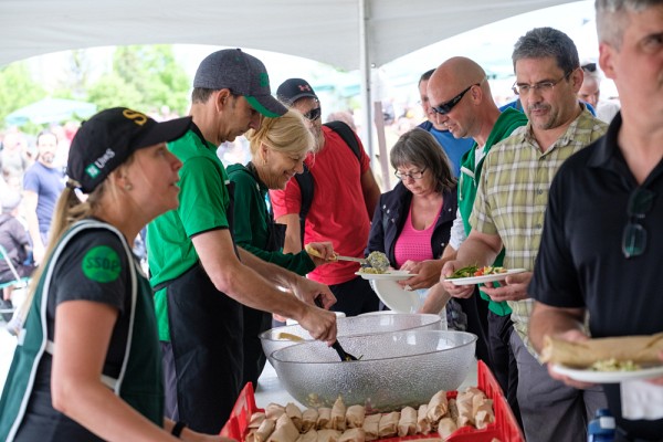 Le populaire d&icirc;ner communautaire &eacute;tait servi cette ann&eacute;e par plusieurs membres de la direction.