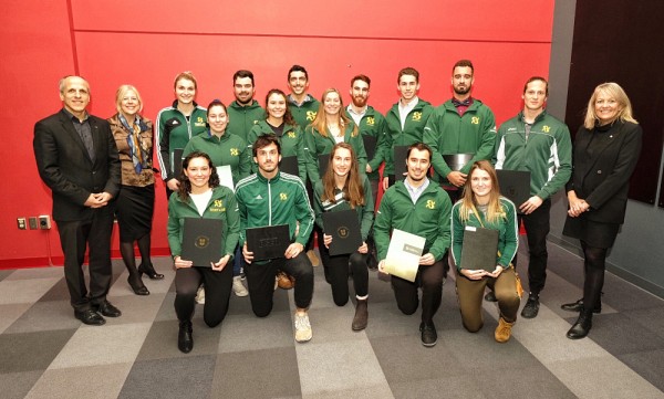 Des repr&eacute;sentantes et repr&eacute;sentants des &eacute;quipes et clubs sportifs Vert & Or, en compagnie des trois membres de la direction de l'UdeS.