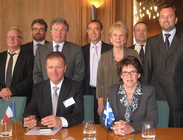 Plusieurs dignitaires ont pris part au lancement du nouveau laboratoire, dont le professeur Vincent Aimez (2e&nbsp;&agrave; l'arri&egrave;re) et la ministre Monique Gagnon-Tremblay (5e&nbsp;&agrave; l'arri&egrave;re).