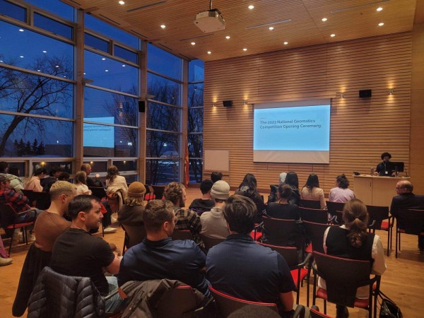 L'&eacute;v&eacute;nement regroupe des &eacute;quipes &eacute;tudiantes de nombreuses universit&eacute;s canadiennes venues pr&eacute;senter une solution &agrave; une probl&eacute;matique touchant leur domaine d&rsquo;&eacute;tude, la g&eacute;omatique.