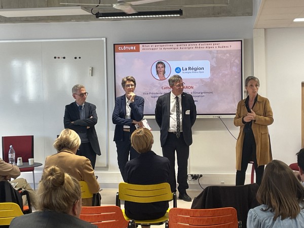 Lors des Entretiens Jacques Cartier 2025, en Auvergne-Rh&ocirc;ne-Alpes. De la gauche : Mathias Bernard, pr&eacute;sident, Universit&eacute; Clermont Auvergne; Nathalie Dompnier, pr&eacute;sidente, Universit&eacute; Lyon; Jean-Pierre Perreault, recteur, Universit&eacute; de Sherbrooke; Catherine Staron, vice-pr&eacute;sidente d&eacute;l&eacute;gu&eacute;e aux Lyc&eacute;es, &agrave; l&rsquo;Enseignement sup&eacute;rieur, &agrave; la Recherche et &agrave; l&rsquo;Innovation de la R&eacute;gion Auvergne-Rh&ocirc;ne-Alpes. (Absent de la photo : Yassine Lakhnech, pr&eacute;sident, Universit&eacute; Grenoble-Alpes)