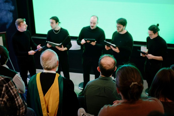 Un quintette de chanteurs compos&eacute; des t&eacute;nors&nbsp;William Morin et Maxime Lantagne, du baryton Arzhel Morel et des basses B&eacute;n&eacute;dict Angers et Nathan Morissette, tous &eacute;tudiants au baccalaur&eacute;at en musique - cheminement en composition et musique &agrave; l'image, a&nbsp;ravi les oreilles des convives et du professeur Festa-Bianchet en interpr&eacute;tant la chanson La Montanara, un classique du r&eacute;pertoire des Alpes italiennes, dont il est originaire.