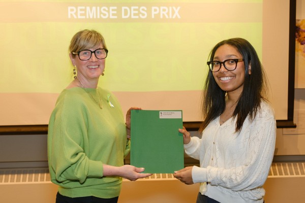 La Pre Isabelle Dionne, vice-rectrice aux &eacute;tudes et &agrave; la vie &eacute;tudiante, avec&nbsp;Od&eacute;lie Bernier-Makola, coup de c&oelig;ur du public.