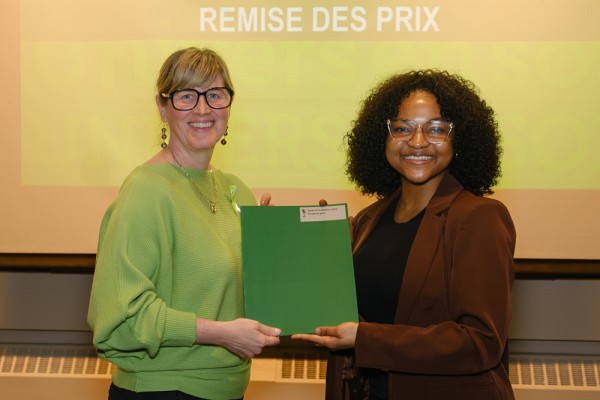 La Pre Isabelle Dionne, vice-rectrice aux &eacute;tudes et &agrave; la vie &eacute;tudiante, en compagnie de la gagnante Agn&egrave;s Flora Djampou Yothe.