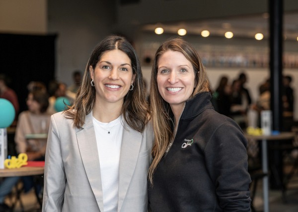 La professeure V&eacute;ronique Boudreault, titulaire de la chaire de recherche, et Sophie Brassard,&nbsp;directrice des services aux athl&egrave;tes &agrave; la Fondation Al&eacute;o et professeure associ&eacute;e &agrave; la FASAP