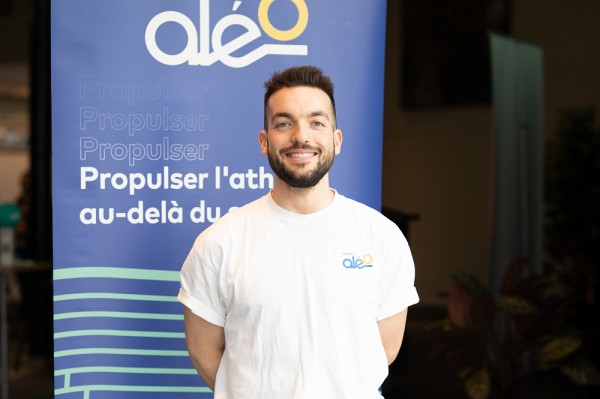 J&eacute;r&eacute;mie Labont&eacute;, &eacute;tudiant-athl&egrave;te en badminton et boursier de la Fondation Al&eacute;o