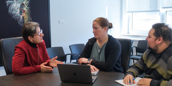 La professeure Lenoir, accompagn&eacute;e de&nbsp;Jennifer Houdelette et&nbsp;Nicholas Laroche-Roy, tous deux &agrave; la ma&icirc;trise en travail social.&nbsp;