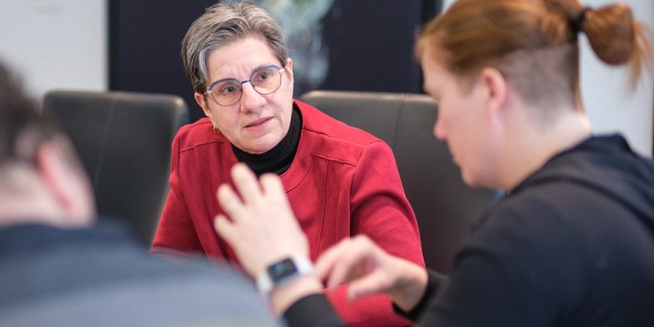 La professeure Lenoir consid&egrave;re que, comme universitaires, les chercheurs et chercheuses ont davantage de pouvoir de parole que les personnes &oelig;uvrant dans les milieux d'intervention.