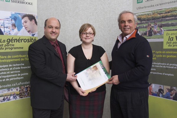 R&eacute;jean Lussier, conseiller en d&eacute;veloppement philanthropique pour le CUFE, Alexandra Agagnier, la r&eacute;cipiendaire de la bourse de la Famille Roger Beaudoin, et Michel Montpetit, directeur du CUFE.