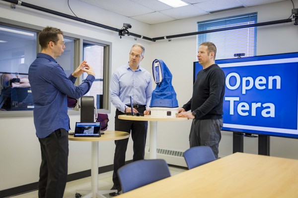 Fran&ccedil;ois Michaud (au centre), professeur &agrave; la Facult&eacute; de g&eacute;nie, avec Dominic L&eacute;tourneau et Simon Bri&egrave;re, architectes d&rsquo;OpenTera