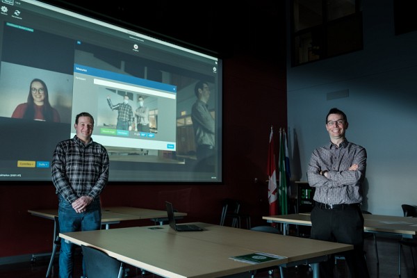 OpenTera offre plusieurs fonctionnalit&eacute;s, dont la mesure d'angles articulaires en trois points. Sur la photo, l'angle du bras de Simon Bri&egrave;re sur l'&eacute;cran est mesur&eacute;.