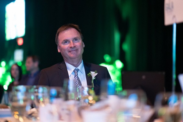 Le nouvel Ambassadeur de la Facult&eacute; des sciences de l'activit&eacute; physique, Daniel Asselin, a visionn&eacute; une vid&eacute;o-surprise pr&eacute;par&eacute;e par son ami Pierre Bruneau.