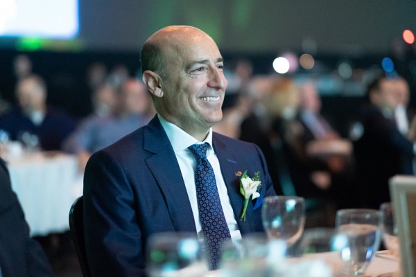 Le nouvel Ambassadeur de l'&Eacute;cole de gestion &eacute;tait impressionn&eacute; par la prestation musicale de Thunderstruck, de l'interpr&egrave;te St&eacute;phanie B&eacute;dard.