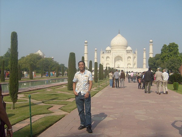 Devant le c&eacute;l&egrave;bre Taj Mahal.