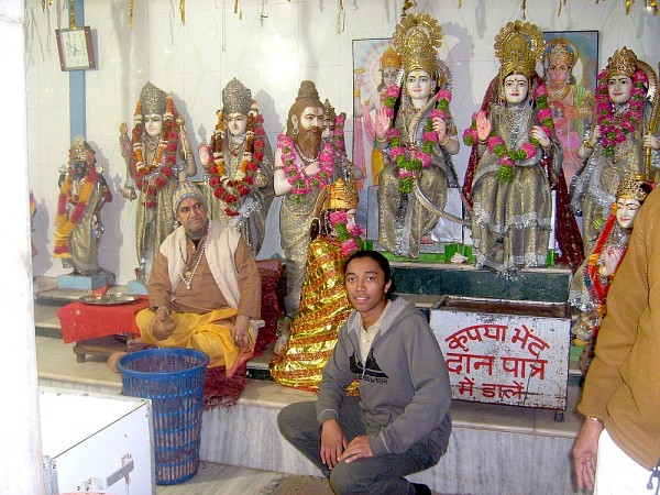 Dans un temple hindou de la ville sainte d'Amritsar. L'homme &agrave; gauche partage aux fid&egrave;les le prasad, nourriture b&eacute;nie. Les statues &agrave; l'arri&egrave;re-plan symbolisent certaines divinit&eacute;s.