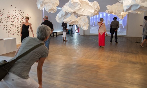 Un aper&ccedil;u de l'exposition Pratiques situ&eacute;es. &Agrave; l'avant-plan, Le poids des nuages d'Anne Vaugeois. &Agrave; gauche, Mati&egrave;re &agrave; relations de Nadia Loria Legris et, &agrave; l'arri&egrave;re-plan, Danse trajet de Josianne Bolduc.