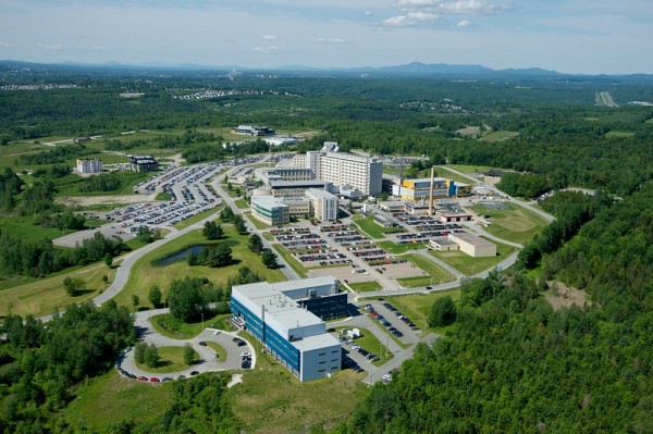 C'est au Pavillon de recherche appliqu&eacute;e sur le cancer, au bas de l'image, du Campus de la sant&eacute; de l'Universit&eacute; de Sherbrooke que Laurent Fafard-Couture a r&eacute;alis&eacute; son second stage, avec des &eacute;quipements et installations de pointe.