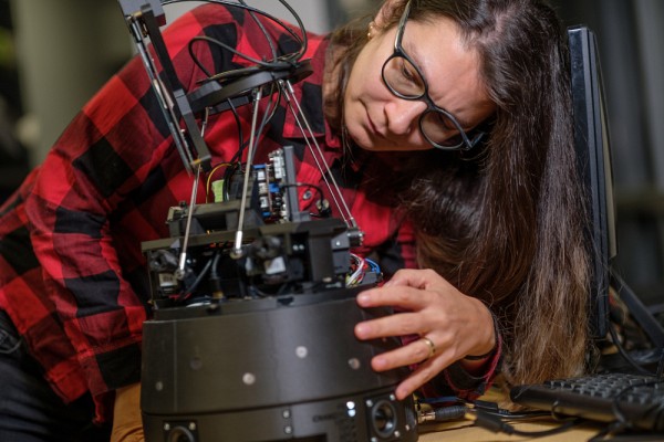 Adina Panchea, postdoctorante en g&eacute;nie robotique