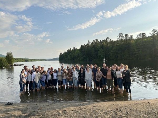 Pre Rassy avec plusieurs membres de l&rsquo;&eacute;quipe de l&rsquo;&Eacute;SI lors d&rsquo;une retraite au centre de vill&eacute;giature Jouvence. La sant&eacute; organisationnelle est au centre de ses actions. 