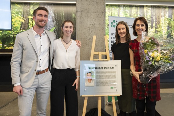 Apr&egrave;s le d&eacute;voilement, la famille rapproch&eacute;e du feu Pr Marsault pose &agrave; c&ocirc;t&eacute; de la plaque comm&eacute;morative.