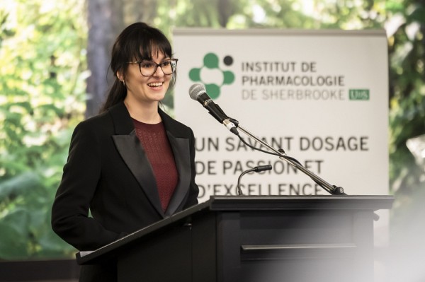 L'&eacute;tudiante au doctorat en pharmacologie Sara Ferkova lors de son allocution.