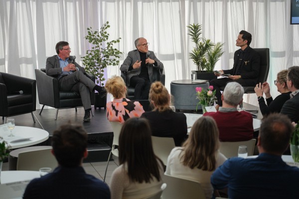 La soir&eacute;e a fait place &agrave; un concept de style talk-show. Les discussions &eacute;taient anim&eacute;es par le professeur de g&eacute;nie Mathieu Nuth (&agrave; droite). Sur la photo, on le voit en compagnie du professeur Jean-Pierre Perreault, vice-recteur &agrave; la recherche et aux &eacute;tudes sup&eacute;rieures, et du professeur Pierre Cossette, recteur.