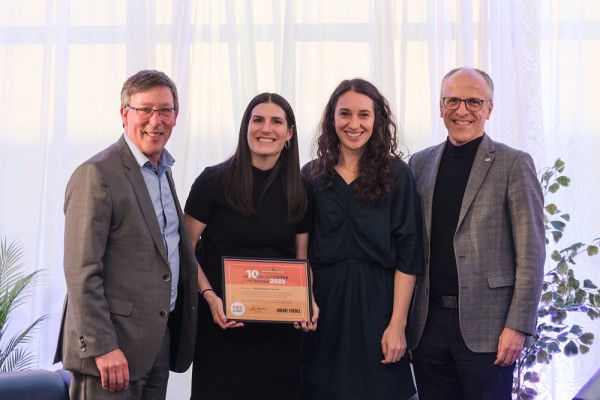 La r&eacute;dactrice en chef du magazine Qu&eacute;bec Science, Marine Corniou, a profit&eacute; de l'occasion pour remettre le prix D&eacute;couverte de l'ann&eacute;e &agrave; la professeure Gabrielle Garon-Carrier, de la Facult&eacute; d'&eacute;ducation. 