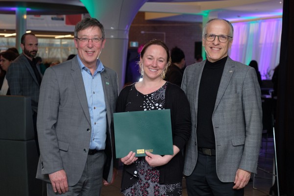 La doctorante Justine Beno&icirc;t-Piau a r&eacute;alis&eacute; sa th&egrave;se sous la direction des professeures Nathaly Gaudreault et M&eacute;lanie Morin, de l&rsquo;&Eacute;cole de r&eacute;adaptation de la Facult&eacute; de m&eacute;decine et des sciences de la sant&eacute;. Elle est laur&eacute;ate du Prix de la meilleure th&egrave;se de doctorat dans la cat&eacute;gorie M&eacute;decine et sciences de la sant&eacute;. En son absence, la professeure M&eacute;lanie Morin (sur la photo) a r&eacute;cup&eacute;r&eacute; son prix. 