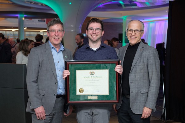 Philippe Dauphin Ducharme est professeur au D&eacute;partement de chimie de la Facult&eacute; des sciences et chercheur &agrave; l&rsquo;Institut de pharmacologie de Sherbrooke. Il est laur&eacute;at du Prix de la recherche et de la cr&eacute;ation dans la cat&eacute;gorie Sciences naturelles et g&eacute;nie.